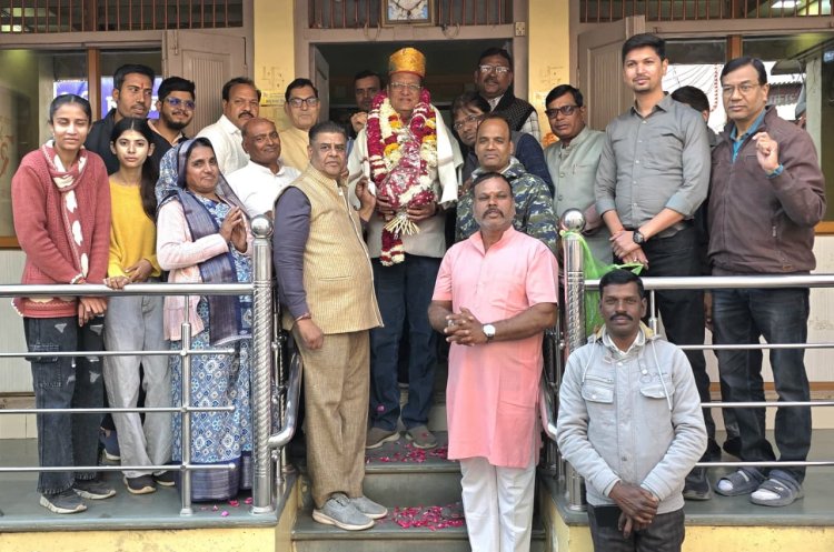 दिव्यांग बालिका छात्रावास घोषणा पर विधायक डॉ. राजेन्द्र पाण्डेय का शॉल, साफा व मालाओं से हुआ सम्मान किया