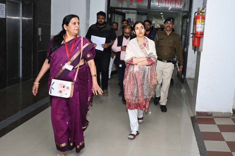 कलेक्टर का मेडिकल कॉलेज में औचक निरीक्षण: व्यवस्थाओं को और अधिक सरल बनाने के निर्देश