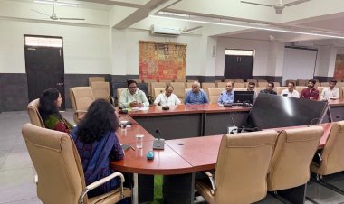 रतलाम में गैस आपूर्ति को लेकर कलेक्टर सख्त: रिफिल बुकिंग की अवधि बढ़ी, शिकायतों के लिए कंट्रोल रूम स्थापित