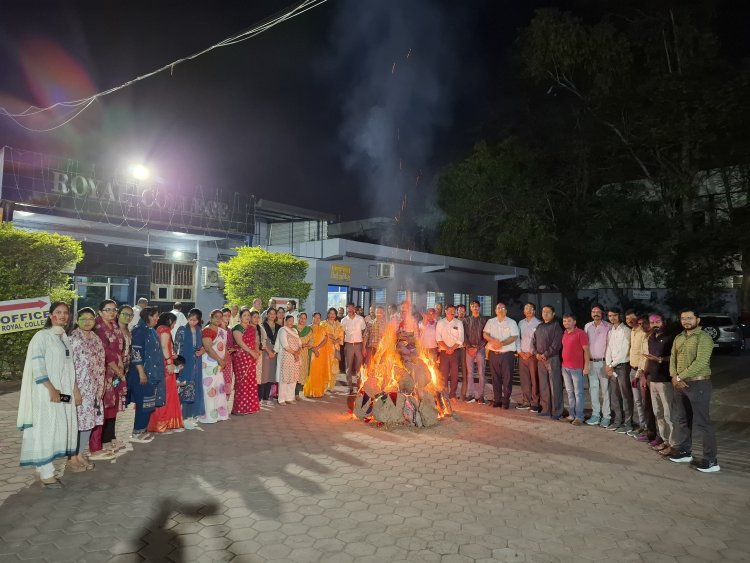 रॉयल कॉलेज एवं अखिल भारतीय ग्राहक पंचायत की अनूठी पहल, होली के उपलक्ष्य में सात्विक होलिका का हुआ दहन, पर्यावरण संरक्षण की दिलाई शपथ