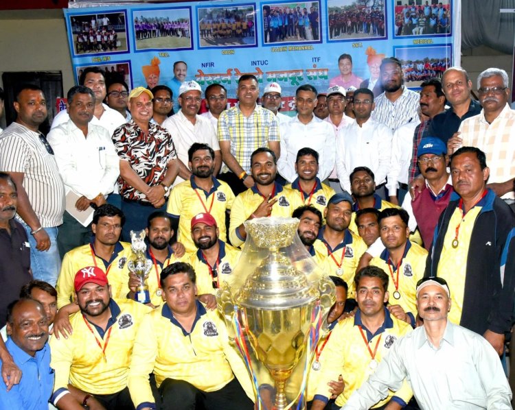 रेलवे ग्राउंड पर दिखा TRO का 'पावर प्ले', दादा माहुरकर ट्रॉफी की विजेता बनी मनीष मीणा की सेना, DRM अश्विनी कुमार ने विजेता टीम को सौंपी चमचमाती ट्रॉफी, संदीप यादव चुने गए 'मैन ऑफ द टूर्नामेंट
