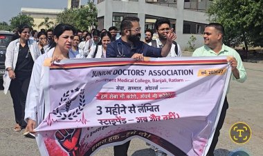 रतलाम: वेतन न मिलने से भड़के मेडिकल कॉलेज के रेजिडेंट डॉक्टर्स, इमरजेंसी ओपीडी के सामने किया प्रदर्शन