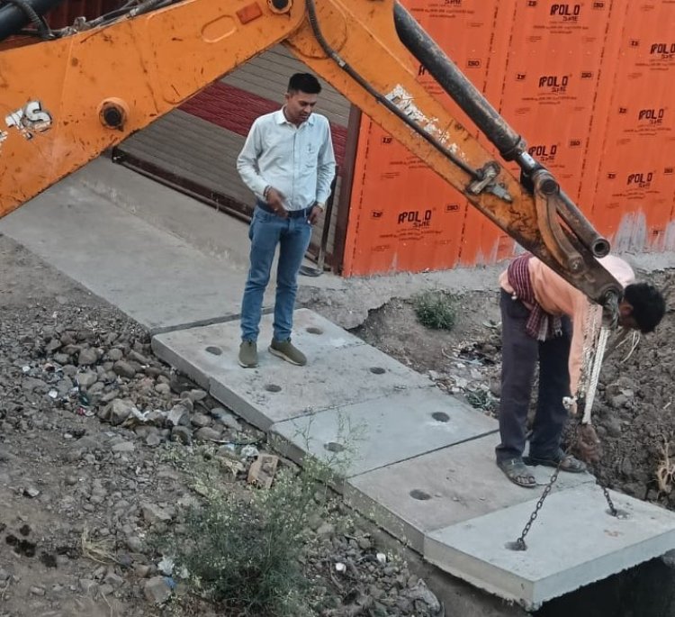 जावरा: पार्षद के प्रयासों से ढंके गए खुले नाले, हादसों और मवेशियों के गिरने की समस्या से मिलेगी निजात