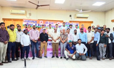 मंडल की मेहनत को मिला सम्मान: DRM अश्विनी कुमार का मजदूर संघ ने किया भव्य स्वागत, 7 विभागों ने भी जीती शील्ड