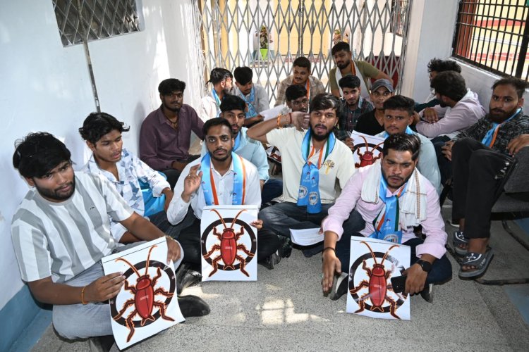 रानी दुर्गावती विश्वविद्यालय में भारी हंगामा: फीस वृद्धि और अनियमितताओं के खिलाफ NSUI का उग्र प्रदर्शन, कुलपति की गाड़ी पर चिपकाया ज्ञापन