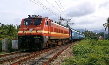 मुंबई में भारी बारिश से थमी ट्रेनों की रफ्तार, अगस्त क्रांति राजधानी सहित कई ट्रेनें रद्द,  इंदौर-दौंड और निजामुद्दीन-पुणे दुरंतो का बदला मार्ग , राजधानी, अवंतिका और गोल्डन टेम्पल के समय में बदलाव