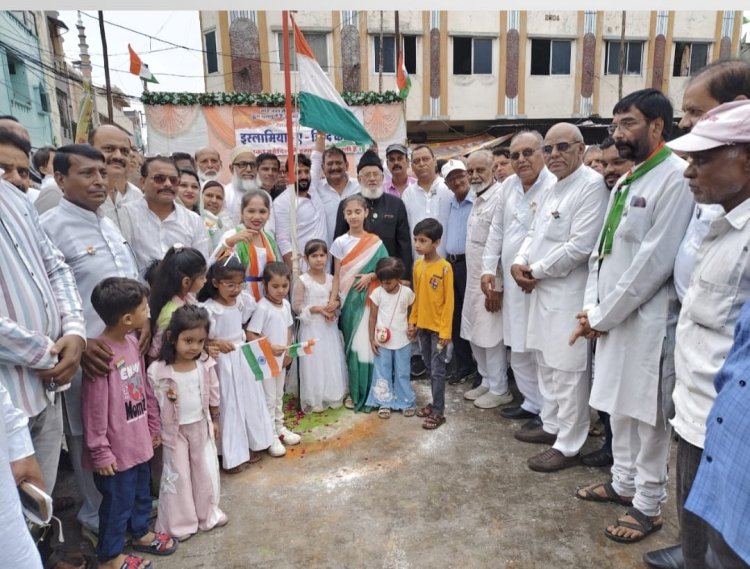 इस्लामिया ए हिंद कमेटी द्वारा स्वतंत्रता दिवस पर अनोखी पहल, नौनिहाल बेटियों ने ध्वजारोहण कर दिया महिला सशक्तिकरण का संदेश
