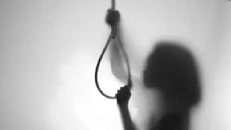 रतलाम के गौरव पैलेस में दसवीं की छात्रा ने फांसी लगाकर की आत्महत्या, जांच में जुटी पुलिस  घर में अकेली थी 16 वर्षीया खुशी
